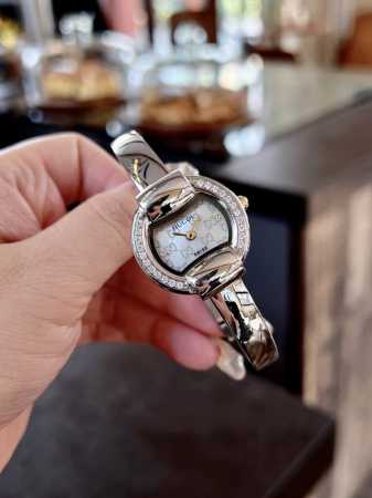 金白同价 钻20 古驰 Gucci 瑞士日内瓦最新限量款升级版到货 后盖全新加重处理，重做原装对版镶钻字面。字面镶嵌八箭八星两个闪亮的锆钻石，细节诚意满满区别以 - 点击图像关闭