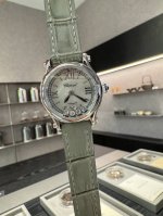 钻圈260 肖邦Chopard.一贝壳面 快乐五钻 非常精致大气的一款 每天看着钻石在表盘里转动心情都会变好 质感很好 尺寸30Mm石英