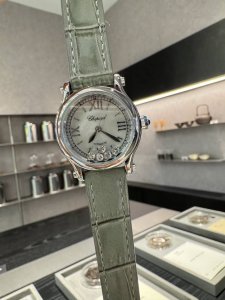 钻圈260 肖邦Chopard.一贝壳面 快乐五钻 非常精致大气的一款 每天看着钻石在表盘里转动心情都会变好 质感很好 尺寸30Mm石英