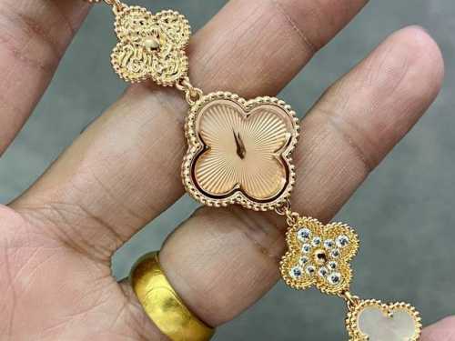 手链款 品牌：梵克雅宝-Van Cleef＆Arpels 系列：Alhambra手链款系列 腕表继续沿袭梵克雅宝的标志性图案散发恒久隽永的优雅气息，精美镶钻设计
