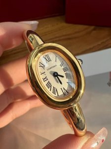 卡地亚 浴缸系列 瑞士原装进口石英机芯。精钢包金表壳，镀银表盘，剑形蓝钢指针，蓝宝石水晶镜面。卡地亚腕表重新演绎传统圆形腕表造型，将圆形延伸为椭园形！！ 腕表从