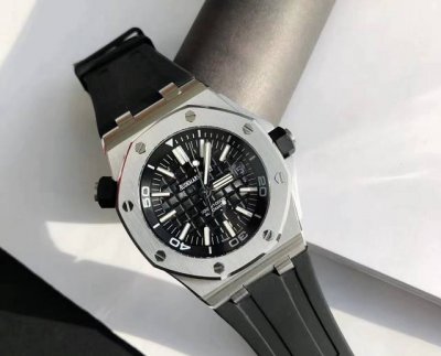 生日拆礼物直接懵 居然是爱彼皇家橡树离岸型！ 前一天还跟兄弟嘴硬“女生选表就图好看”，结果饭桌上掏出来，拉丝表圈一反光，旁边的哥们筷子都停了！ 回家偷偷看三遍