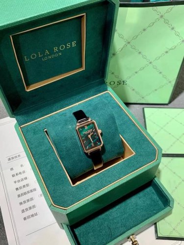 原单也有，Lola Rose新款罗拉小皮表，淘X京X同源，渠道货 金秋福利小表盘百配穿搭，轻松驾驭，今年火爆时尚圈的绿色情怀，绿色代表年轻，独特的孔雀绿，让每一