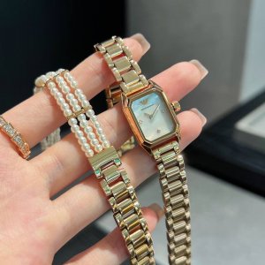 两件套阿玛尼批 套装女款Ar11323,方形小表盘手表+三层细珍珠手链,阿玛尼人鱼公主,淡水珍珠手链搭配珍珠贝母手表,上手也太漂亮了,这是什么神仙设计啊,给设计 两件套阿玛尼批 套装女款Ar11323,方形小表盘手表+三层细珍珠手链,阿玛尼人鱼公主,淡水珍珠手链搭配珍珠贝母手表,上手也太漂亮了,这是什么神仙设计啊,给设计