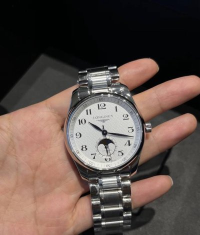 浪琴名匠爆款 四针月相 浪琴名匠四针月相是浪琴目前最畅销的表款之一，休闲商务都可以搭配，简约但不简单，表盘有4143Mm两个尺寸可以选择，后期钢带和皮表带也可以