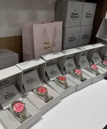 Viviennewestwood薇薇安西太后腕表，不锈钢石英女表，经典阳光射线纹饰，银色表盘带来细细质感，表盘饰罗马刻度浮雕土星标志立于12点位，外径28Mm， - 点击图像关闭