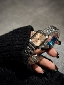 劳家小方表 DDD 低调奢华劳力士Rolex 1970’S古董表，劳家小方表 瑞士石英机芯，全钢材质与白金电镀，整体质感和气质都变了，精致感Upup进口小牛皮，