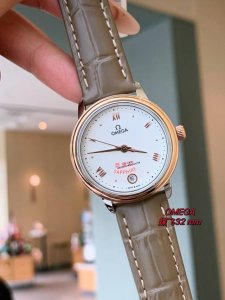 白280 金390Omega欧米茄碟飞系列32Mm女士石英腕表！吸引了众多忠实支持者。此系列表款风格简约，外观雅致华美，彰显着引人瞩目的隽永美感低调朴实无华，却