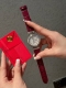 全新蝶飞星辰月相 光圈白 玫 间玫 钻圈白 玫 间玫 欧米茄蝶飞星辰月相腕表采用直径为33Mm的精钢表壳 搭配鳄鱼皮纹表带 佩戴起来非常舒适 表盘选用丝绸纹理和