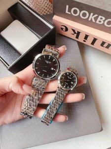 白 金 钢带20 新款浪琴-Longines简约大气女款 进口石英机芯 矿物质玻璃镜面 316L精钢表壳 直径30Mm厚8Mm 该款腕表备受女性喜爱，在不同的场