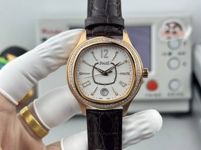 光 钻 最新推出男士款” 热卖款！方形壳 在推出新面孔 更别致 更有型 经典 品牌：伯爵 方正卓绝 精致之作 爆卖款 类型：精致款男士腕表 卓越 有转必卖 表带