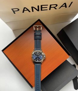 Panerai沛纳海Luminor 庐米诺系列 手动机械机芯 小三针,夜光,小巧 男表 瑞表 44Mm 蓝色表盘 精钢表壳 小牛皮表带 Pam01085