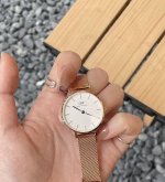 好朋友送我的梦中情表Dw 收到表的那一刻，我发出了一声尖叫，因为真的太美太美了！！ 感谢我那沉鱼落雁的好朋友。戴在我手上显得手都变好看了 手表的全名是Dw月光白