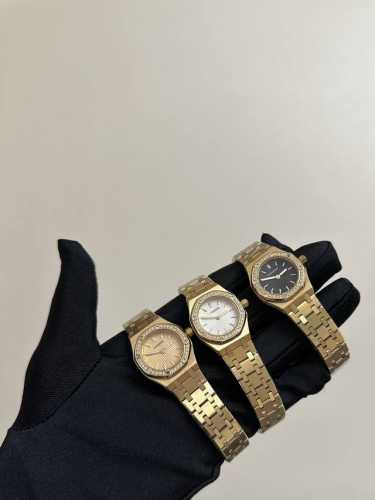 Ap爱彼皇家橡树最新推出23Mm迷你款石英女表。 爱彼分别以黄金、玫瑰金与白金等三种贵金属分别诠释现代的皇家橡树迷你霜金石英表，不止如此，手表的表壳、表圈与链带