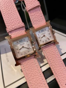 白壳 金壳 Hermes 爱马仕 Heure H系列 2022香港dfs环球免税店亮丽的颜色表带环绕独特的 H 型表壳 白色天然贝母数字面 纯手工打磨而成 采用