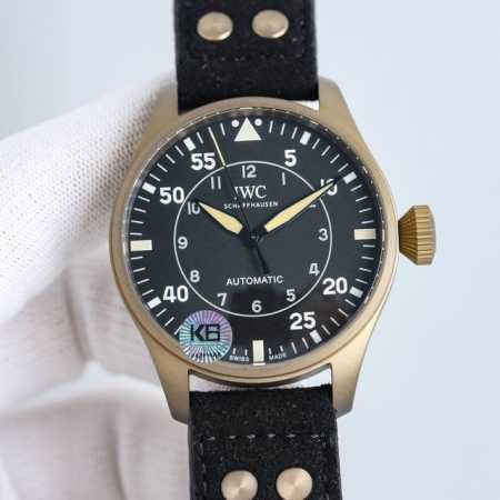 白钛 青铜 Iwc 万国 空中霸主 大飞 大飞行员 系列。43Mm 狂野阳刚的设计，霸气侧漏。细腻温柔的工艺，炉火纯青。两者相辅---刚柔并济，虎啸猿啼。 表壳 - 点击图像关闭