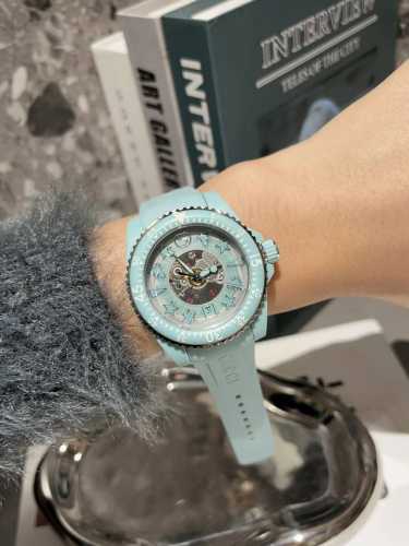古驰 Gucci新款新款 Gucci Dive 系列腕表全新亮相 以潜水表为设计灵感 蜜蜂 星星 等元素点缀透明表盘 唤起本真记忆 在可持续工艺的加持下 这款腕