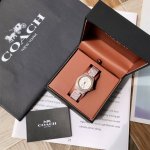 蔻驰Coach女式石英腕表！表径～28Mm，盈润舒适的陶瓷材质，搭配简约不规则立体花纹表盘，精致简约的风格和现代与经典的巧妙结合，陶瓷表带搭配时间刻度表壳，清新