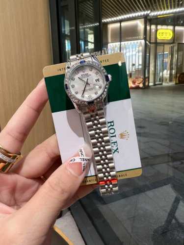 新款推荐钻圈 劳力士 28Mm精致小表螺旋后盖 女款罗马面 爆款推荐 设计显出独特高贵优雅女神气质！316精钢搭配蝴蝶扣，不显浮华的风格广受女神喜爱，逐渐深刻人