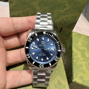 古驰 Gucci Dive 系列腕表全新亮相，男士机械表，防眩目蓝宝石玻璃，超强夜光，200M防水，316精钢表壳表带，表径~40Mm，中性款式。瑞士进口机械机