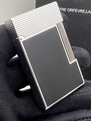 品牌：最新款式 S.T.Dupont 法国都彭黑磨砂巴黎钉限量款朗声精品打火机一机一码 等级：专柜品质 银色 设计高端大气，其产品本身强调内涵与品味，当您的手指