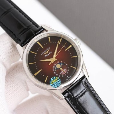 统一价： 甲辰龙年版浪琴军旗日月星辰腕表，新款上市！ 表盘：采用弧形设计搭配渐变的中国红字面，也称“龙吟红”，时分针夜光涂层，无论日夜均可清晰显时，镶嵌立体时标