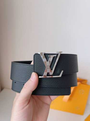 特 Lv 这款经典而又魅力恒久的腰带外型宽大，精品五金扣通过精工Cnc工艺更加精致完美；新款带扣和牛仔装相得益彰，彰显一派休闲气息。易搭配各类服饰；经典不过时。