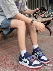 火热全网的爆款方糖小绿表 Lolarose专注女性腕表的设计，致力于宝石与腕表的结合，旗下每一款手表的设计灵感都源自于宝石。这款小绿表就是源自于孔雀石，表盘里的