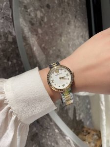 白钢 金钢 2023新款 范思哲 美杜莎时尚潮流女式系列 以全新方式诠释出姿态 在随性与优雅之间随意转换 掌控时尚魔力 表盘上谱写着希腊回纹图案 举手投足间是笃