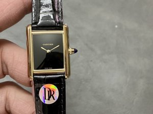 图为小号22Mmdr工厂P出品！Tant Must坦克系列。Tank Must腕表直接从Tank Louis 腕表汲取灵感，线条轮廓更为接近历史表款。Tank
