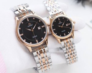 白壳 金壳+20钢带20品牌：欧米茄-Omega类型：情侣腕表壳套：顶级版316精钢L表带：316L精钢表带 进口小牛皮表带机芯：原装进口石英机芯镜面：矿物质防