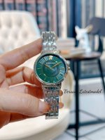 新款 范思哲 Versace Greca Chic系列，以顶圈装饰的希腊回纹法郎图案，充分展现出范思哲时尚基因，水波纹与放射状纹路的盘面设计增添了神秘对光影效果