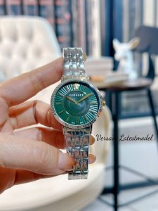 新款 范思哲 Versace Greca Chic系列，以顶圈装饰的希腊回纹法郎图案，充分展现出范思哲时尚基因，水波纹与放射状纹路的盘面设计增添了神秘对光影效果