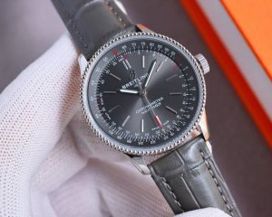 统一价 百年灵女款航空计时自动腕表型号。 市场首发新款到货，女款精致典雅，将经典的历史魅力与精密的现代腕表设计精心结合。腕表采用35毫米表壳，与原装厚度9.9毫