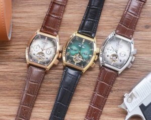 白 金 男人挚爱 多功能腕表 最新 ：百达翡丽最佳设计独家首发 类型 ：精品男士腕表 表带 ：真牛皮表带 机芯 ：全自动机械机芯 镜面 ：矿物质强化玻璃 更高清