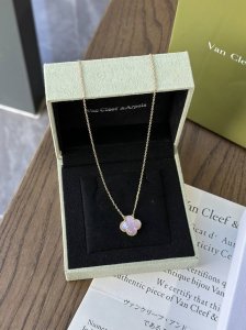 V金材质 玫瑰金！梵克雅宝，这个顶级珠宝品牌，一直以其独特的浪漫主义风格和精湛的工艺技艺闻名于世！这款梵克雅宝四叶草粉贝母项链的造型。它以四叶草为灵感，采用粉色