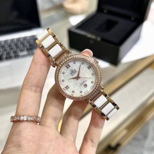 发货实拍，欧米茄最新款火爆来袭，镂空飞轮天然贝母面，数字字面更加简单明了，陶瓷表带，精钢表壳表带，日月星辰，唯美静谧，浪漫清新，尺寸34Mm