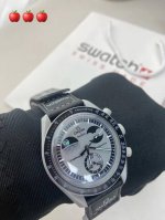 欧米茄Swatch联名 一体壳 系列 性价比超高。认准细节品质！ Swatch斯沃琪Omega欧米茄联名款 钢灰色手表，黑色 Velcro 表带，栩栩如生地体现
