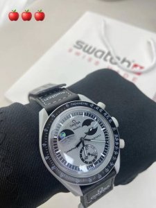 欧米茄Swatch联名 一体壳 系列 性价比超高。认准细节品质！ Swatch斯沃琪Omega欧米茄联名款 钢灰色手表，黑色 Velcro 表带，栩栩如生地体现