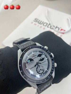 欧米茄Swatch联名 一体壳 系列 性价比超高。认准细节品质！ Swatch斯沃琪Omega欧米茄联名款 钢灰色手表，黑色 Velcro 表带，栩栩如生地体现