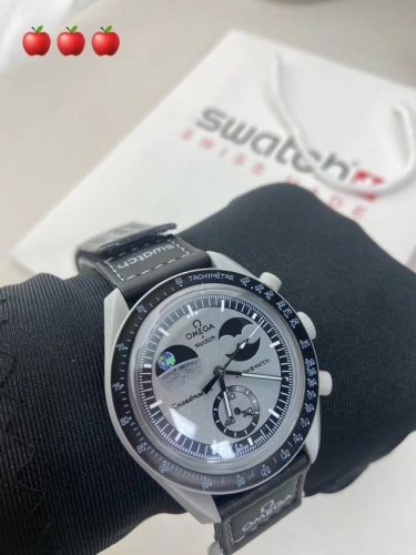 欧米茄Swatch联名 一体壳 系列 性价比超高。认准细节品质！ Swatch斯沃琪Omega欧米茄联名款 钢灰色手表，黑色 Velcro 表带，栩栩如生地体现