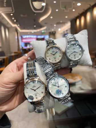 白 金 钢带+20 钻圈+20 欧米茄-Omega 女士腕表 进口石英机芯 316L精钢表壳 直径34Mm厚8Mm该款腕表备受女性喜爱，四季衣服搭配，尽显优雅在 - 点击图像关闭