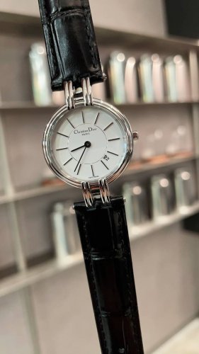 Dior 南瓜浮雕系列 换上了轻薄的衫 露出的肌肤总需要些小小不经意的点缀 Dior手表一直都很有设计感 每款都有独特的风格 简单日历的位置不走寻常路 设计在4