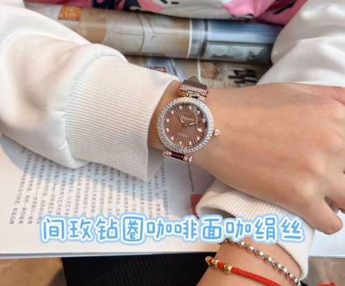 光圈：白 玫 钻圈：白 玫 Ladymatic系列的女性腕表全新绢丝带 是品牌首枚专为女性打造的腕表之一 作为优雅和精致的代名词 在上世纪可谓是引领时代潮流口