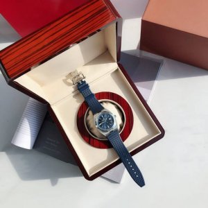 江诗钢王，入手即挣 待到春暖花开，与你纵横四海Gd品控匠心之作，打造男人之颠：纵横四海4500V 表面 采原装数控调色，蓝、绿、咖以及经典黑、银原装同步5色可选
