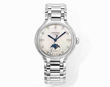 光 -钻 浪琴全新款心月星辰腕表 璀璨星辰，腕间永恒 让每个抬手都是高光时刻 晶莹莫桑美钻环绕表盘，如星辰坠入眼眸 白色搭配银色表盘层次分明，如同月光光晕，温和 - 点击图像关闭