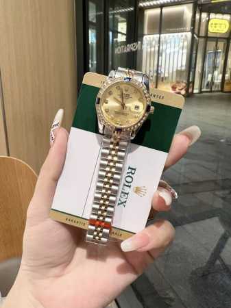 新款推荐钻圈 劳力士 28Mm精致小表螺旋后盖 女款罗马面 爆款推荐 设计显出独特高贵优雅女神气质！316精钢搭配蝴蝶扣，不显浮华的风格广受女神喜爱，逐渐深刻人 - 点击图像关闭