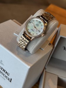 欧米茄女士腕表 进口石英机芯 316L精钢表壳 精钢表带 直径32Mm厚8Mm该款腕表备受女性喜爱，在不同的场合映耀着她们各自的独特个性与迷人风华