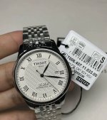 看见附近商务人士朋友很很心动，推荐入门的手表就是天梭的力洛克！天梭 Tissot 在喜欢休闲和商务的来说，休闲白搭，能完美搭配 对于喜欢运动：潜水、游泳、跑步，