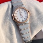 欧米伽Omega 星座系列 真钻石英女表，表盘直径27Mm 。机芯采用原装机芯同产地瑞士原装石英机芯 镜面采用德国进口蓝宝石高强度防刮花玻璃 。镶嵌12颗Vs配